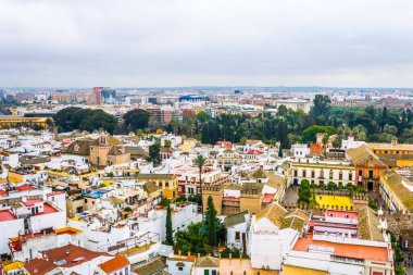 İspanya şehrinin havadan görünüşü Sevilla La Giralda Kulesi 'nin tepesinden alındı