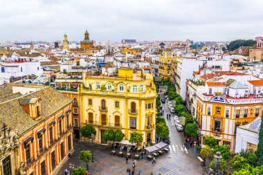 La Giralda Kulesi 'nin balkonundan Sevilla' daki Plaza de la Virgen 'in hava manzarası.