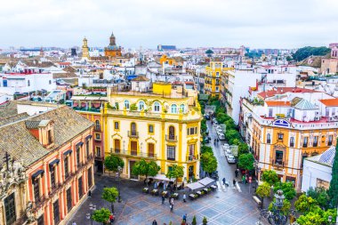 La Giralda Kulesi 'nin balkonundan Sevilla' daki Plaza de la Virgen 'in hava manzarası.