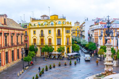 La Giralda Kulesi 'nin balkonundan Sevilla' daki Plaza de la Virgen 'in hava manzarası.