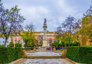 İspanya şehrindeki La Inmaculada heykeli. Katedral ile gerçek Alcazar Sarayı arasındaki Sevilla heykeli.