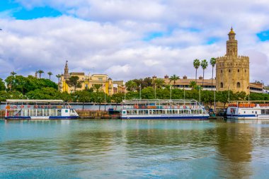 Altın Kule (Torre del Oro) Guadalquivir Nehri, Seville (Andalusia), İspanya.