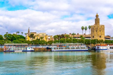 Altın Kule (Torre del Oro) Guadalquivir Nehri, Seville (Andalusia), İspanya.
