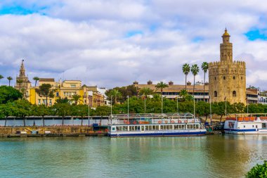Altın Kule (Torre del Oro) Guadalquivir Nehri, Seville (Andalusia), İspanya.