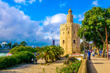 Altın Kule (Torre del Oro) Guadalquivir Nehri, Seville (Andalusia), İspanya.