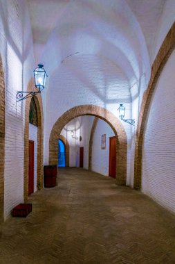 İspanyol şehri Sevilla 'daki Toros de la Real Maestranza de Caballeria de Sevilla' nın içinde bir koridor manzarası