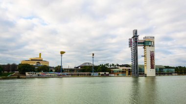 Sevilla 'daki Guadalquivir nehrinin manzarası