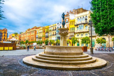 Sevilla 'daki belediye binasının önündeki San Francisco Meydanı' nda bir çeşme manzarası
