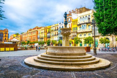 Sevilla 'daki belediye binasının önündeki San Francisco Meydanı' nda bir çeşme manzarası