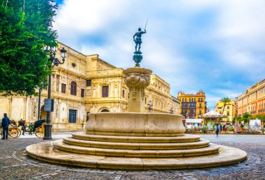 Sevilla 'daki belediye binasının önündeki San Francisco Meydanı' nda bir çeşme manzarası