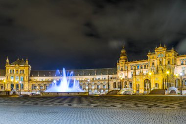 İspanyol şehri Sevilla 'daki Aydınlatılmış Plaza de Espana' nın gece görüşü