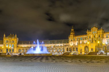 İspanyol şehri Sevilla 'daki Aydınlatılmış Plaza de Espana' nın gece görüşü