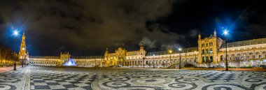 İspanyol şehri Sevilla 'daki Aydınlatılmış Plaza de Espana' nın gece görüşü