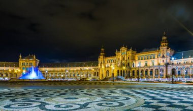İspanyol şehri Sevilla 'daki Aydınlatılmış Plaza de Espana' nın gece görüşü