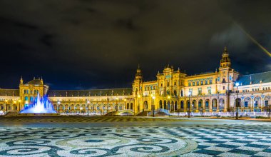 İspanyol şehri Sevilla 'daki Aydınlatılmış Plaza de Espana' nın gece görüşü