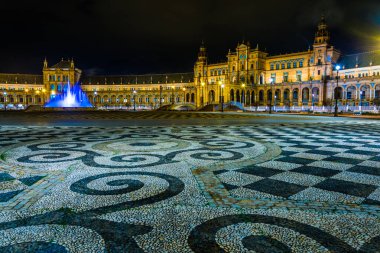 İspanyol şehri Sevilla 'daki Aydınlatılmış Plaza de Espana' nın gece görüşü
