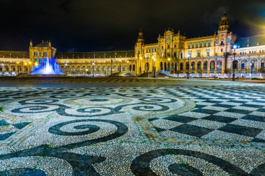 İspanyol şehri Sevilla 'daki Aydınlatılmış Plaza de Espana' nın gece görüşü