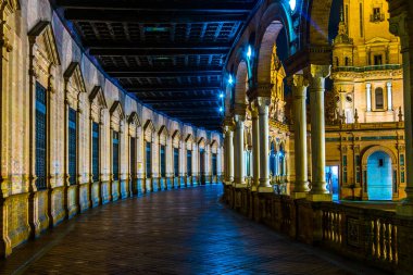İspanyol şehri Sevilla 'daki Plaza de Espana binasının aydınlık koridoru.