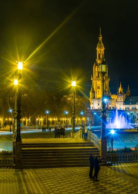 İspanyol şehri Sevilla 'daki Aydınlatılmış Plaza de Espana' nın gece görüşü