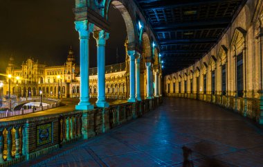 İspanyol şehri Sevilla 'daki Plaza de Espana binasının aydınlık koridoru.