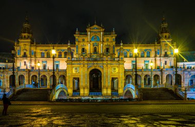 İspanyol şehri Sevilla 'daki Aydınlatılmış Plaza de Espana' nın gece görüşü