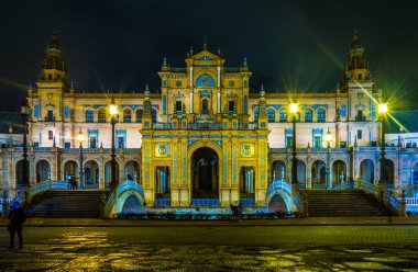 İspanyol şehri Sevilla 'daki Aydınlatılmış Plaza de Espana' nın gece görüşü