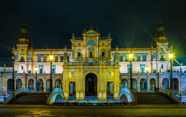 İspanyol şehri Sevilla 'daki Aydınlatılmış Plaza de Espana' nın gece görüşü