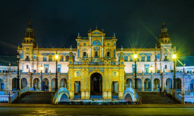 İspanyol şehri Sevilla 'daki Aydınlatılmış Plaza de Espana' nın gece görüşü