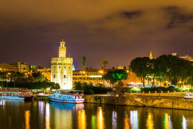 Guadalquivir nehri boyunca uzanan Altın Kule 'nin (Torre del Oro) gece görüşü, Sevilla (Endülüs), İspanya.