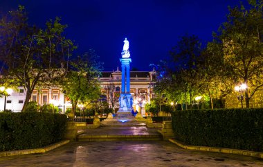 İspanya şehrindeki La Inmaculada heykeli. Katedral ile gerçek Alcazar Sarayı arasındaki Sevilla heykeli.