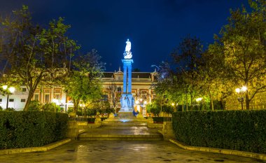 İspanya şehrindeki La Inmaculada heykeli. Katedral ile gerçek Alcazar Sarayı arasındaki Sevilla heykeli.