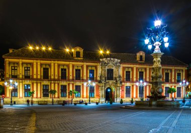 İspanyol şehri Sevilla 'da, Plaza de la Virgen de los Reyes' deki Başpiskopos Sarayı.