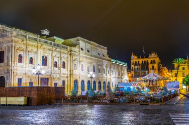 San Francisco meydanındaki Sevilla belediye binasının gece manzarası.