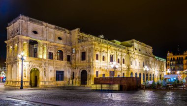 San Francisco meydanındaki Sevilla belediye binasının gece manzarası.