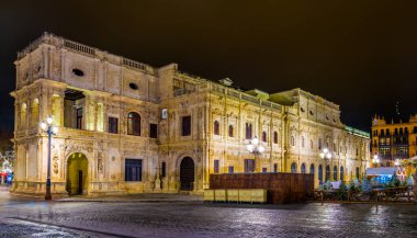 San Francisco meydanındaki Sevilla belediye binasının gece manzarası.