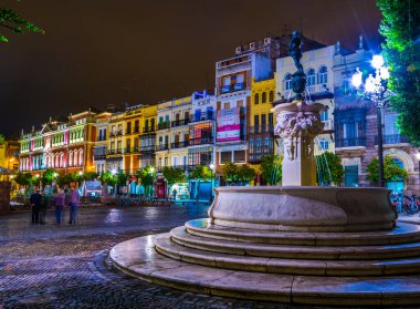 Sevilla 'daki San Francisco meydanındaki çeşmenin gece manzarası.