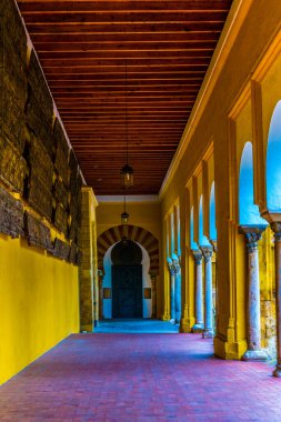 İspanya 'nın Cordoba kentindeki la mazquita katedralinin içindeki turuncu bir bahçeyi çevreleyen koridorun detayları