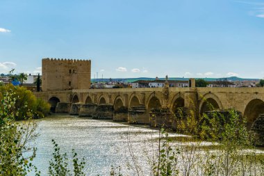 Puente Romano de Cordoba 'nın manzarası. Cordoba' nın İspanya 'daki Quadalquivir nehri üzerindeki Roma köprüsü.