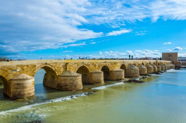 Puente Romano de Cordoba 'nın manzarası. Cordoba' nın İspanya 'daki Quadalquivir nehri üzerindeki Roma köprüsü.