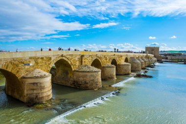 Puente Romano de Cordoba 'nın manzarası. Cordoba' nın İspanya 'daki Quadalquivir nehri üzerindeki Roma köprüsü.