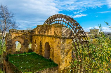 İspanya 'nın Cordoba kentindeki eski su değirmeni molino de la albolafia manzarası