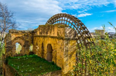 İspanya 'nın Cordoba kentindeki eski su değirmeni molino de la albolafia manzarası