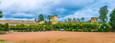 İnsanlar, İspanyol şehri Cordoba 'daki Cristian krallarının kraliyet sarayı olan Alcazar de los Reyes Cristianos' un güzel bahçelerine hayran.