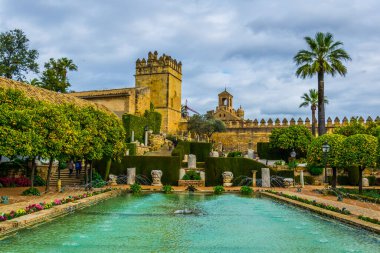 Alcazar de los reyes cristianos 'un güzel bahçeleri. İspanya' nın Cordoba kentindeki Cristian krallarının kraliyet sarayı.