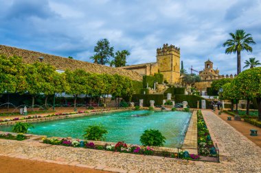 Alcazar de los reyes cristianos 'un güzel bahçeleri. İspanya' nın Cordoba kentindeki Cristian krallarının kraliyet sarayı.