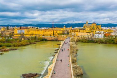 İspanyol şehri Cordoba 'daki Roma köprüsünün arka planında La mezquita katedrali olan havadan görüntüsü.