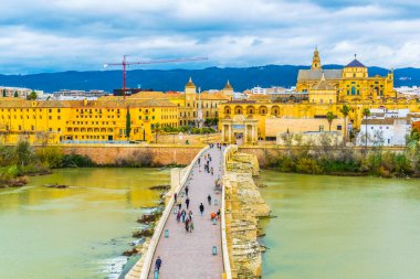 İspanyol şehri Cordoba 'daki Roma köprüsünün arka planında La mezquita katedrali olan havadan görüntüsü.