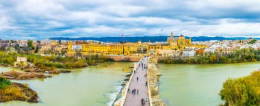 İspanyol şehri Cordoba 'daki Roma köprüsünün arka planında La mezquita katedrali olan havadan görüntüsü.