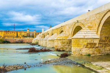 İspanya 'nın Cordoba şehrindeki eski Roma köprüsünde ufukta La mezquita katedrali var.