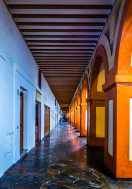 İspanya 'nın Cordoba şehrindeki Plaza de la Corredera' da bulunan turuncu ve beyaz kemer manzarası